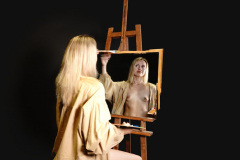 Die Rahmenmalerin, 2022, (ein Spiegelbild), surreale Fotomontage 30 cm x 40 cm, Wolfram-Keller